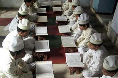 дети заучивающие Коран